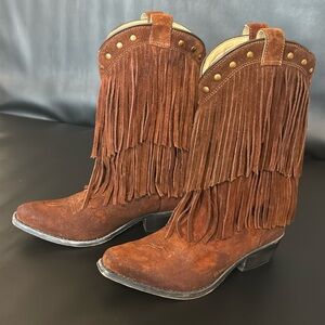Girl’s used Smoky Mountain Boots. Size 4 1/2. Some water marks.